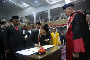 Penandatanganan berkas pelantikan anggota DPRD Kepri masa Jabatan 2019-2024 oleh anggota DPRD Kepri 2019-2024 Dapil IV Kota Batam, Sahat Sianturi. 