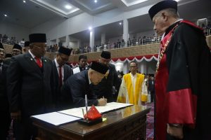 Penandatanganan berkas pelantikan anggota DPRD Kepri masa Jabatan 2019-2024 oleh anggota DPRD Kepri 2019-2024 Dapil I Kota Tanjungpinang, Bobby Jayanto. 