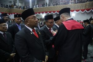 Penyematan secara simbolis pin tanda anggota DPRD Kepri masa jabatan 2019-2024 oleh Wakil Kepala Pengadilan Tinggi Negeri Pekan Baru DR.Moch.Eka Kartika,SH.M,Hum kepada anggota DPRD Kepri, Sahat Sianturi