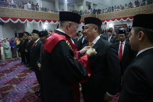 Penyematan secara simbolis pin tanda anggota DPRD Kepri masa jabatan 2019-2024 oleh Wakil Kepala Pengadilan Tinggi Negeri Pekan Baru DR.Moch.Eka Kartika,SH.M,Hum kepada anggota DPRD Kepri, Asmin Patros.