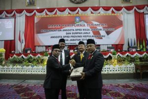 Penyerahan berkas DPRD Kepri dari Ketua DPRD Kepri masa jabatan 2014-2019 Jumaga Nadeak SH didampingi Wakil Ketua DPRD Kepri 2014-2019 Risky Faisal kepada Ketua DPRD Kepri Sementara 2019-2024 H Lis darmansyah didampingi Wakil Ketua sementara DPRD Kepri 2019-2024.