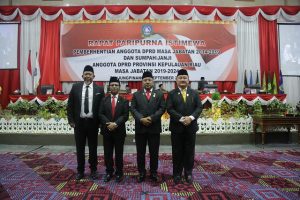 Foto bersama antara Ketua DPRD Kepri masa jabatan 2014-2019 Jumaga Nadeak SH didampingi Wakil Ketua DPRD Kepri 2014-2019 Risky Faisal kepada Ketua DPRD Kepri Sementara 2019-2024 H Lis darmansyah didampingi Wakil Ketua sementara DPRD Kepri 2019-2024.