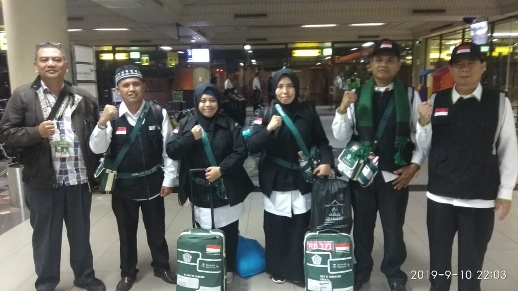 Petugas Haji Kloter 25 foto bersama bersama Koordinator Media Centre Haji (MCH) Embarkasi/Debarkasi Batam, H. Syahbudi (kiri) di ruang tunggu Bandara Hang Nadim, Batam, Selasa (10/9/2019). (istimewa)