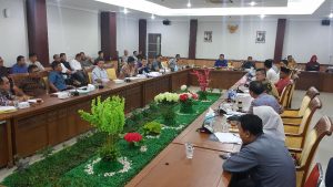 RDP KOMISI II - Komisi II DPRD Kota Batam menggelar Rapat Dengar Pendapat (RDP) tentang pemasangan portal parkir berbayar di Dermaga Sukajadi, Jumat (11/10). Komisi II mengingatkan Dishub jangan sampai melanggar aturan. Damri/Haluan Kepri RDP KOMISI II - Komisi II DPRD Kota Batam menggelar Rapat Dengar Pendapat (RDP) tentang pemasangan portal parkir berbayar di Dermaga Sukajadi, Jumat (11/10). Komisi II mengingatkan Dishub jangan sampai melanggar aturan. Damri/Haluan Kepri