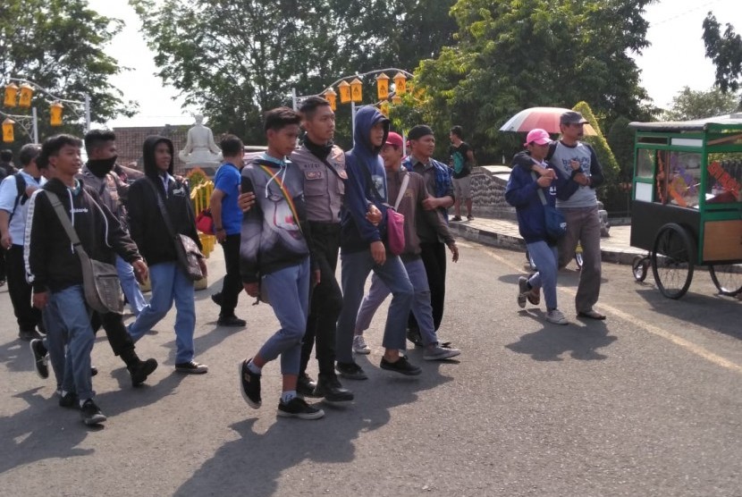 SISWA DIAMANKAN - Puluhan pelajar SMK diamankan petugas saat menaiki kereta KRD di Stasiun Purwakarta, Jumat (27/9) lalu. Kuat dugaan, bahwa para pelajar ini hendak bergabung mengikuti demo bersama mahasiswa di Jakarta. (NET)