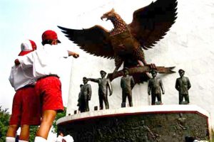 Siswa SD sedang berdiri di depan Monumen Pancasil saat mengikuti peringatan hari Kesaktian Pancasila di kawasan Lubang Buaya, Selasa (1/10) lalu.Siswa SD sedang berdiri di depan Monumen Pancasil saat mengikuti peringatan hari Kesaktian Pancasila di kawasan Lubang Buaya, Selasa (1/10) lalu.