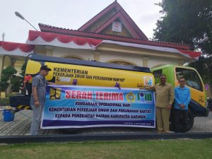 Bupati Karimun Aunur Rafiq menerima bantuan mobil tanki air dari Kementerian PUPR di kediaman dinasnya. ILHAM/HALUAN KEPRI Bupati Karimun Aunur Rafiq menerima bantuan mobil tanki air dari Kementerian PUPR di kediaman dinasnya. ILHAM/HALUAN KEPRI