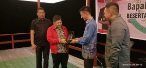 BERI CINDRAMATA - Wakil Bupati KKA, Wan Zuhendra, menyerahkan cinderamata kepada Kejari Kepri Edy Birton, Selasa (8/10) malam lalu. Edy mengatakan, pembangunan akses jalan Bandara Letung terkendala pembebasan lahan 300 meter. YUDI BERI CINDRAMATA - Wakil Bupati KKA, Wan Zuhendra, menyerahkan cinderamata kepada Kejari Kepri Edy Birton, Selasa (8/10) malam lalu. Edy mengatakan, pembangunan akses jalan Bandara Letung terkendala pembebasan lahan 300 meter. YUDI