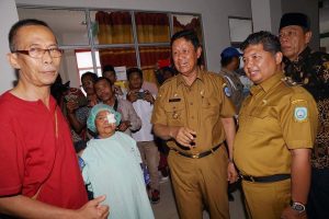 KATARAK MATA - Plt Gubernur Kepri, Isdianto, didampingi Wabup Anambas Wan Zuhendra, saat membuka kegiatan bakti sosial operasi katarak mata gratis dan pemberian 1.000 kacamata (plus/minus) untuk masyarakat Anambas di RSUD, Kecamatan Tarempa, Kabupaten Kepulauan Anambas, Selasa (15/10). YUDI KATARAK MATA - Plt Gubernur Kepri, Isdianto, didampingi Wabup Anambas Wan Zuhendra, saat membuka kegiatan bakti sosial operasi katarak mata gratis dan pemberian 1.000 kacamata (plus/minus) untuk masyarakat Anambas di RSUD, Kecamatan Tarempa, Kabupaten Kepulauan Anambas, Selasa (15/10). YUDI