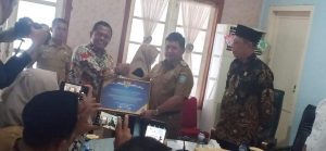 Kakanwil Perbendaharaan Provinsi Kepri, Teguh Dwi Nugroho, menyerahkan piagam penghargaan WTP Kepada Wakil Bupati KKA, Wan Zuhendra, di ruang rapat Kantor Bupati lama, Selasa (15/10). WTP merupakan predikat tertinggi, karena pemerintah daerah dapat melengkapi empat persyaratan wajib yang harus dipenuhi agar pelaporan mendapat predikat tertinggi. YUDI Kakanwil Perbendaharaan Provinsi Kepri, Teguh Dwi Nugroho, menyerahkan piagam penghargaan WTP Kepada Wakil Bupati KKA, Wan Zuhendra, di ruang rapat Kantor Bupati lama, Selasa (15/10). WTP merupakan predikat tertinggi, karena pemerintah daerah dapat melengkapi empat persyaratan wajib yang harus dipenuhi agar pelaporan mendapat predikat tertinggi. YUDI