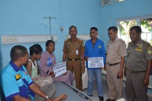 KUMPUL DANA- Hasil pengumpulan dana diserahkan kepada warga atas nama Marida warga Dabo Lama Kelurahan Dabo Lama, Kecamatan Singkep Kabupaten Lingga yang mengalami kebutaan dan tubuh gatal-gatal. KUMPUL DANA- Hasil pengumpulan dana diserahkan kepada warga atas nama Marida warga Dabo Lama Kelurahan Dabo Lama, Kecamatan Singkep Kabupaten Lingga yang mengalami kebutaan dan tubuh gatal-gatal.