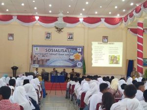 Peserta Sosialisasi Internet Sehat tampak antusias mengikuti acara. Peserta Sosialisasi Internet Sehat tampak antusias mengikuti acara.