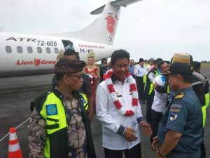 BANGUN JEMBATAN- Plt Gubernur Kepri Isdianto saat tiba di Dabo Singkep menggunakan pesawat Wings Air. Kepada masyarakt Desa Marok Tua, Isdianto berjanji akan membangun jembatan di Marok Tua tahun depan.