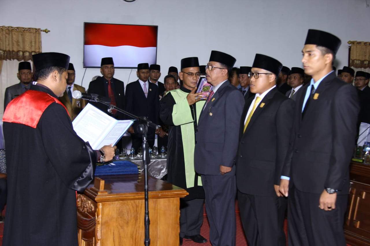 PENGAMBILAN SUMPAH- Paripurna dengan agenda pengambilan sumpah dan janji pimpinan definitif DPRD Natuna masa jabatan 2019-2024, Kamis (3/10).