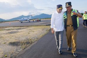BANDARA LETUNG - Menteri Perhubungan, Budi Karya Sumadi dan Plt Gubernur Kepri, Isdianto saat berkunjung ke Bandara Letung, Anambas, Kepulauan Riau. Keduanya hadir meresmikan langsung Bandara Letung yang diharapkan mampu menjadi sarana tranportasi andalan. HUMAS PEMPROV KEPRI BANDARA LETUNG - Menteri Perhubungan, Budi Karya Sumadi dan Plt Gubernur Kepri, Isdianto saat berkunjung ke Bandara Letung, Anambas, Kepulauan Riau. Keduanya hadir meresmikan langsung Bandara Letung yang diharapkan mampu menjadi sarana tranportasi andalan. HUMAS PEMPROV KEPRI
