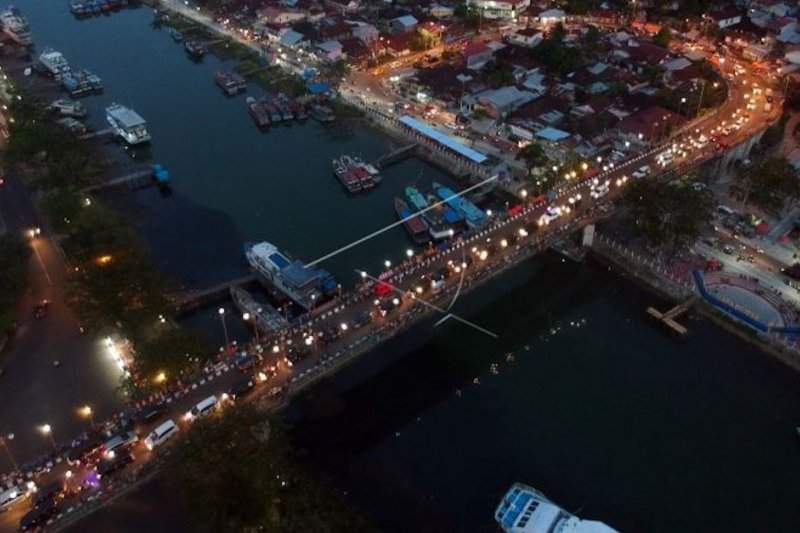 Sejumlah kendaraan antre di salah satu objek wisata di Padang yaitu atas jembatan Siti Nurbaya, Padang, Sumatera Barat. (ANTARA FOTO)
