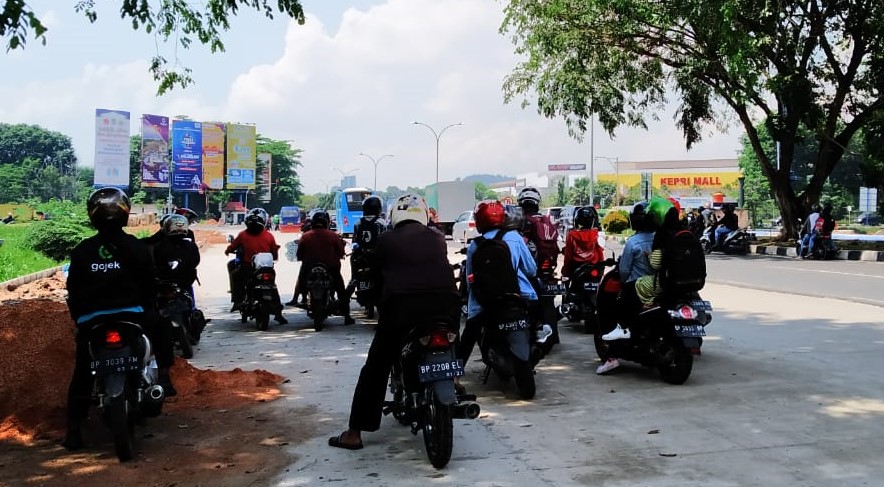 Hindari razia, banyak pengendara berhenti di pinggir jalan. (dedi-haluankepri.com)