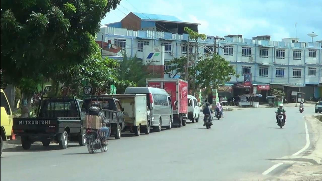 Antrean kendaraan yang menutupi sebagian bahu jalan di SPBU Km 16 Desa Toapaya Selatan, Rabu (9/10/2019) pagi. (okialexander/haluankepri.com)