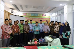 Kakanwil Kemenag Kepri, Dr. Drs. H. Mukhlisuddin, SH, MA (tengah) foto bersama dengan peserta kegiatan Bimbingan Teknis Operator Aplikasi Pelaporan dan Database Bimbingan Perkawinan se-Kepri Tahun 2019. (istimewa) Kakanwil Kemenag Kepri, Dr. Drs. H. Mukhlisuddin, SH, MA (tengah) foto bersama dengan peserta kegiatan Bimbingan Teknis Operator Aplikasi Pelaporan dan Database Bimbingan Perkawinan se-Kepri Tahun 2019. (istimewa)