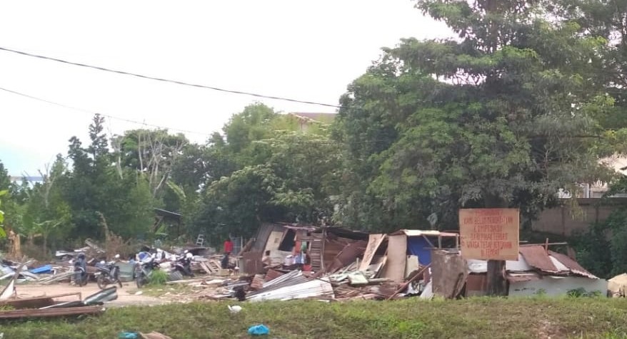 Warga ruli Kampung Pokok Ceri bertahan di lahan bekas penggusuran. (dedi/haluankepri.com)