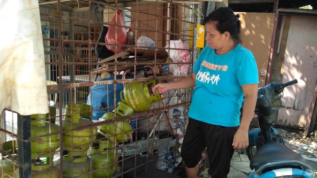 Warga menunjukan pangkalan tabung gas melon yang akan dibobol pelaku. (dedi/haluankepri.com)