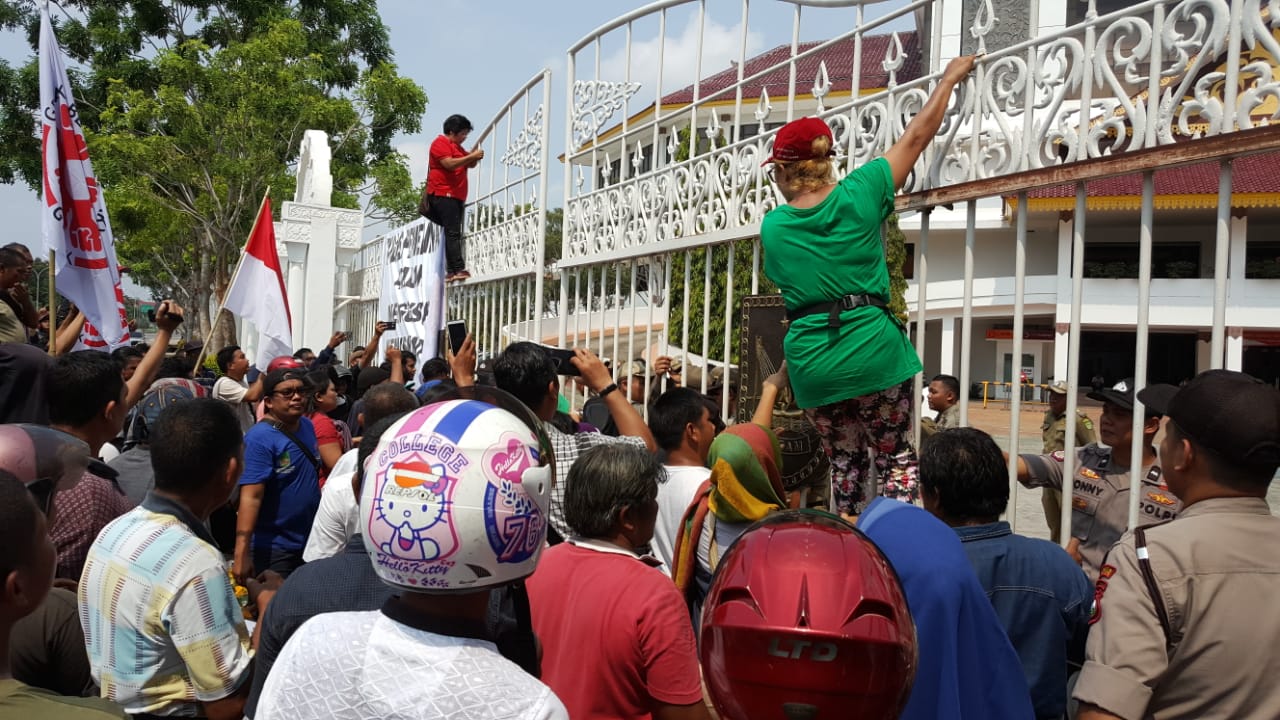 Massa berorasi di depan Kantor Walikota Batam. (damri/haluankepri.com)