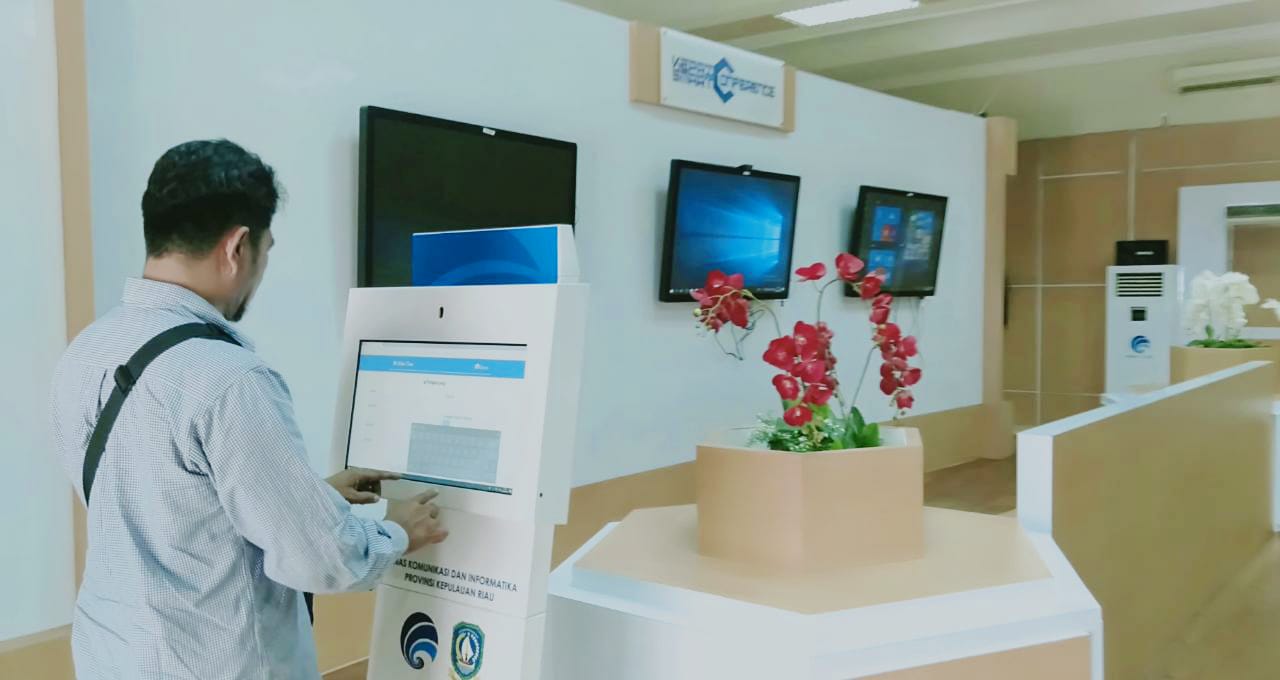 Salah seorang pengunjung Kepri Smart Province saat mengisi form kedatangan secara online. (eva/haluankepri.com)