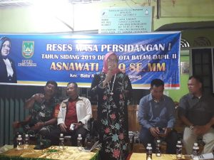 Asnawati Atiq, SE, MM didampingi Camat Batuampar, Tukijan; Lurah Tanjung Sengkuang saat reses. (haluankepri.com)