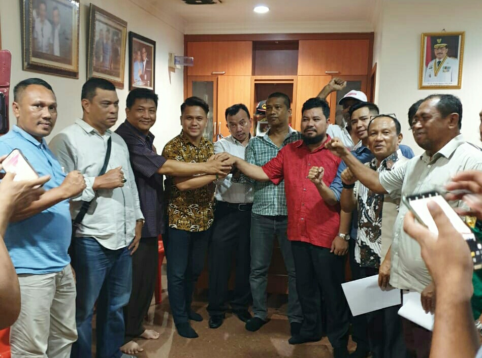Salam kompak Osco bersama Awang Herman dan jajaran HNSI Kepri. (istimewa)