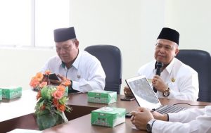 Kepala Kanwil Kemenag Kepri Dr. Drs. H. Mukhlisuddin, SH,MA (kanan) didampingi Kabid Bimas Islam, H. Edi Batara. (istimewa)