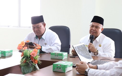 Kepala Kanwil Kemenag Kepri Dr. Drs. H. Mukhlisuddin, SH,MA (kanan) didampingi Kabid Bimas Islam, H. Edi Batara. (istimewa)