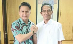 Wakil Walikota Batam, Amsakar Achmad (kanan) salam komando dengan Ketua Perhimpunan Alumni Jerman, Osco (kiri) diakhir silaturahmi politiknya keduanya. (istimewa)