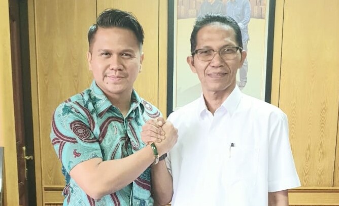 Wakil Walikota Batam, Amsakar Achmad (kanan) salam komando dengan Ketua Perhimpunan Alumni Jerman, Osco (kiri) diakhir silaturahmi politiknya keduanya. (istimewa)