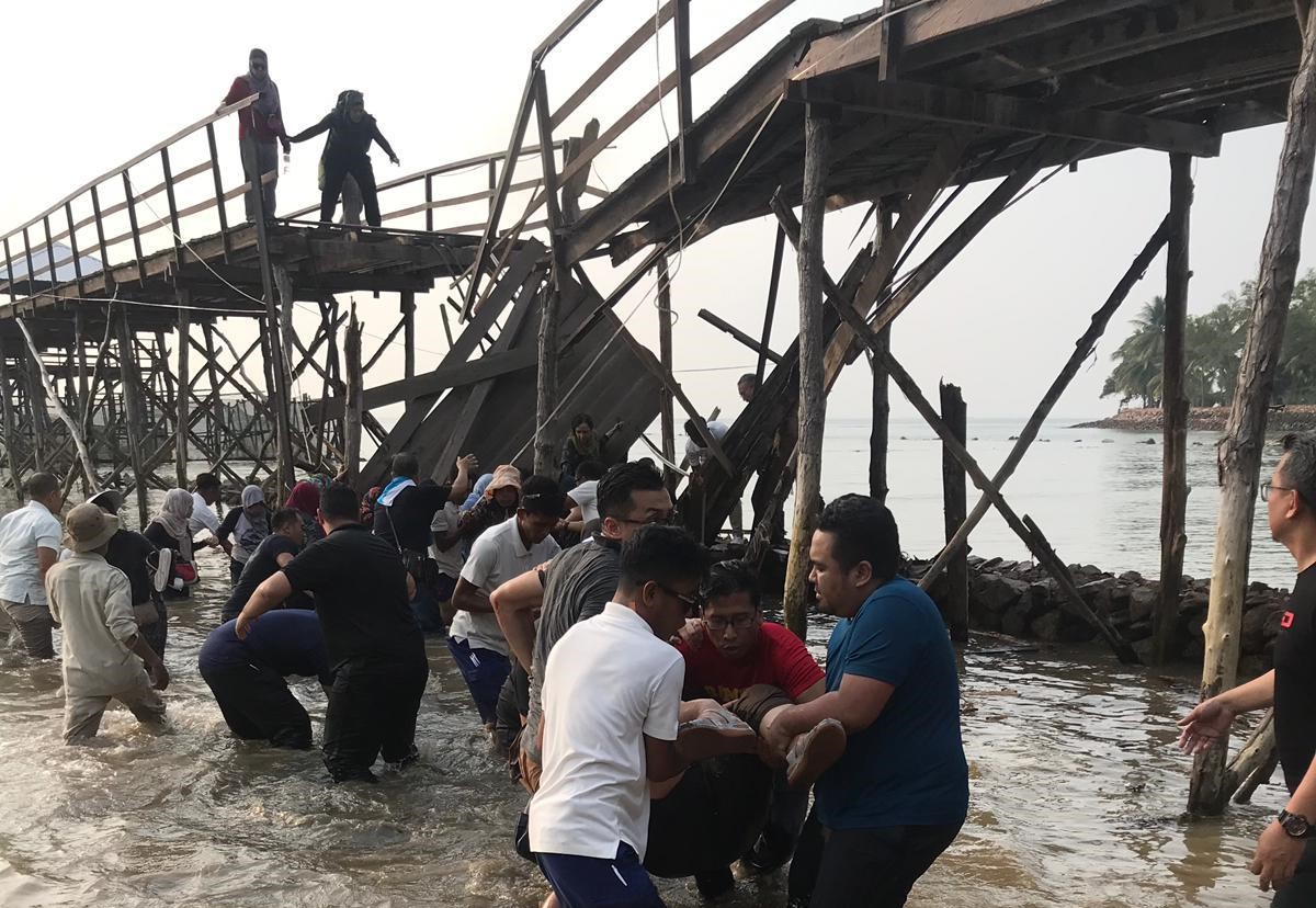 Sejumlah orang mengevakuasi korban jembatan runtuh di Montigo resort Nongsa. (istimewa)