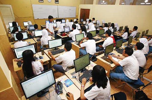 Sejumlah siswa SMA sedang mengikuti Simulasi Ujian Nasional Berbasis Komputer (UNBK) beberapa waktu lalu. Sejumlah kalangan UN masih relevan diterapkan dalam menilai tolak ukur keberhasilan pendidikan nasinal diterapkan. Dikhawatirkan UN dihapus malah mutu pendidikan Indonesia akan semakin mundur. NET