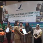 Bistiyah Siti Supadmi Ketua Koperasi SMPN 12 Batam dan Penangungjawab Kantin Sekolah SMPN 12 Batam saat menerima penghargaan dari Badan Pengawasan Obat dan Makanan ( BPOM) Provinsi Kepri, beberapa hari lalu. Kantin SMPN 12 Batam keluar sebagai juara 1 Kantin Higienis tingkat Provinsi Kepri. Bistiyah Siti Supadmi Ketua Koperasi SMPN 12 Batam dan Penangungjawab Kantin Sekolah SMPN 12 Batam saat menerima penghargaan dari Badan Pengawasan Obat dan Makanan ( BPOM) Provinsi Kepri, beberapa hari lalu. Kantin SMPN 12 Batam keluar sebagai juara 1 Kantin Higienis tingkat Provinsi Kepri.