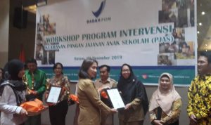 Bistiyah Siti Supadmi Ketua Koperasi SMPN 12 Batam dan Penangungjawab Kantin Sekolah SMPN 12 Batam saat menerima penghargaan dari Badan Pengawasan Obat dan Makanan ( BPOM) Provinsi Kepri, beberapa hari lalu. Kantin SMPN 12 Batam keluar sebagai juara 1 Kantin Higienis tingkat Provinsi Kepri.