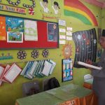 LOMBA LITERSI - Kepala Sekolah SDN 001 Batam Kota, Yendri Sarman SPd bersama juri lainnya sedang melakukan penilaian pada kegiatan lomba membuat pojok dan pohon literasi antar kelas di SDN 001 Batam Kota LOMBA LITERSI - Kepala Sekolah SDN 001 Batam Kota, Yendri Sarman SPd bersama juri lainnya sedang melakukan penilaian pada kegiatan lomba membuat pojok dan pohon literasi antar kelas di SDN 001 Batam Kota