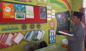 LOMBA LITERSI - Kepala Sekolah SDN 001 Batam Kota, Yendri Sarman SPd bersama juri lainnya sedang melakukan penilaian pada kegiatan lomba membuat pojok dan pohon literasi antar kelas di SDN 001 Batam Kota