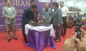 Wakil Walikota Batam, Amsakar Ahmad didampingi Dinas Pendidikan Kota Batam Hendri Arulan dan Yayasan Sekolah Yehonala Batam saat menandatangani prasasti gedung New Yeho Building, Sabtu (14/12) lalu. DOK