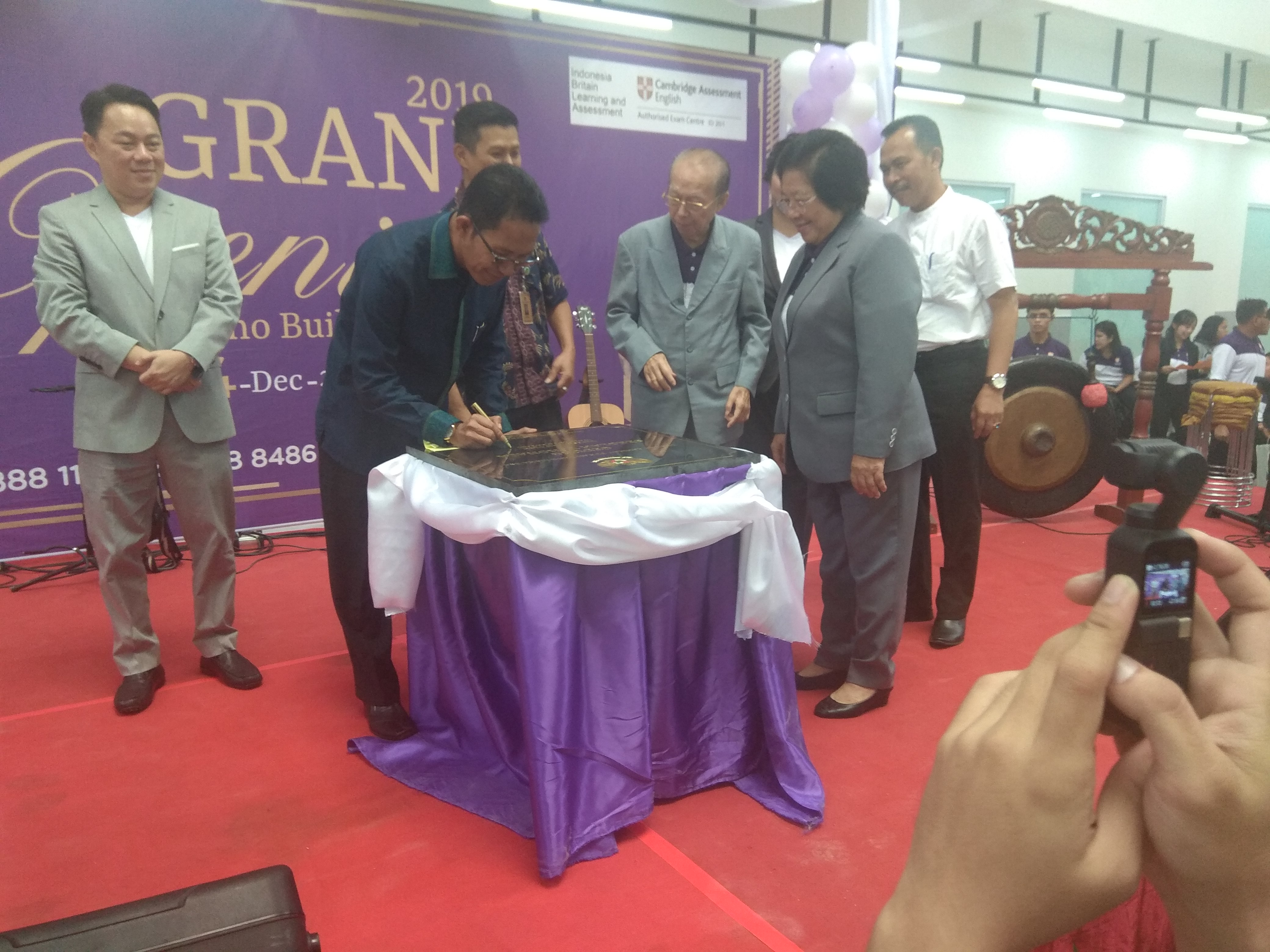 Wakil Walikota Batam, Amsakar Ahmad didampingi Dinas Pendidikan Kota Batam Hendri Arulan dan Yayasan Sekolah Yehonala Batam saat menandatangani prasasti gedung New Yeho Building, Sabtu (14/12) lalu. DOK