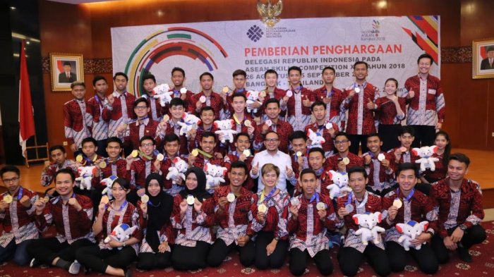 JUARA DUNIA - Siswa-siswi SMK berhasil menjadi juara dua dunia dalam ajang ASEAN Skills Competition (ASC) 2018 lalu, digelar di Bangkok, Thailand. Delegasi Indonesia berhasil meraih 13 emas, 6 perak, 8 perunggu dan 7 diploma. Namun sayang prestasi mendunia itu PISA masih menilai kemampuan pelajar Indonesia masih dibawah rata-rata.