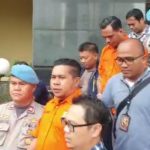 Tersangka penyiraman air keras ke Novel Baswedan (baju oranye). (internet)