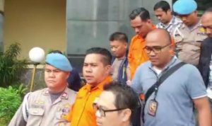 Tersangka penyiraman air keras ke Novel Baswedan (baju oranye). (internet)