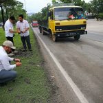Direktur Pembangunan Prasarana dan Sarana BP Batam, Purnomo Andiantono bersama timnya tinjau kerusakan jalan. (istimewa)