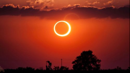 Gerhana Matahari Cincin. (internet)...