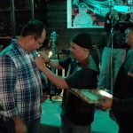 Kapolres Karimun AKBP Yos Guntur YFS menerima pin dari MACK saat perayaan satu dasawarsa MACK, Sabtu (30/11) malam. (ilham/haluankepri.com)