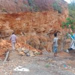 Lokasi Jumadi tertimpa reruntuhan batu bercampur tanah di lokasi eks tambang PT Bukit Panglong di Kijang Kecamatan Bintan Timur, Sabtu (30/11/2019) siang. (istimewa)