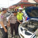 Kabag Ops Polres Bintan Kompol Robinson Sembiring ditemani Kasat Lantas Polres Bintan AKP Rendi Johan Prasetio memeriksa kendaraan dinas personil Satlantas Polres Bintan di halaman Mapolres Bintan, Senin (2/11) pagi. (istimewa)