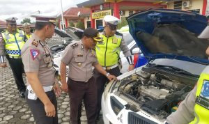 Kabag Ops Polres Bintan Kompol Robinson Sembiring ditemani Kasat Lantas Polres Bintan AKP Rendi Johan Prasetio memeriksa kendaraan dinas personil Satlantas Polres Bintan di halaman Mapolres Bintan, Senin (2/11) pagi. (istimewa)